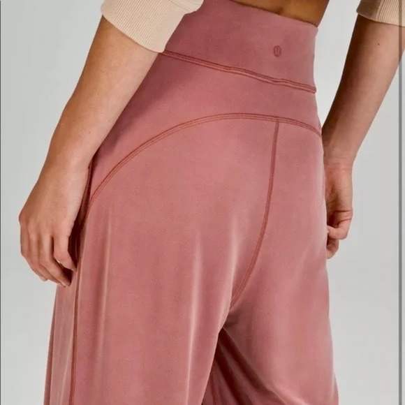 Lululemon High Rise 19" Cropped Yoga Pant Size 4 - Rose - Picture 5 of 10